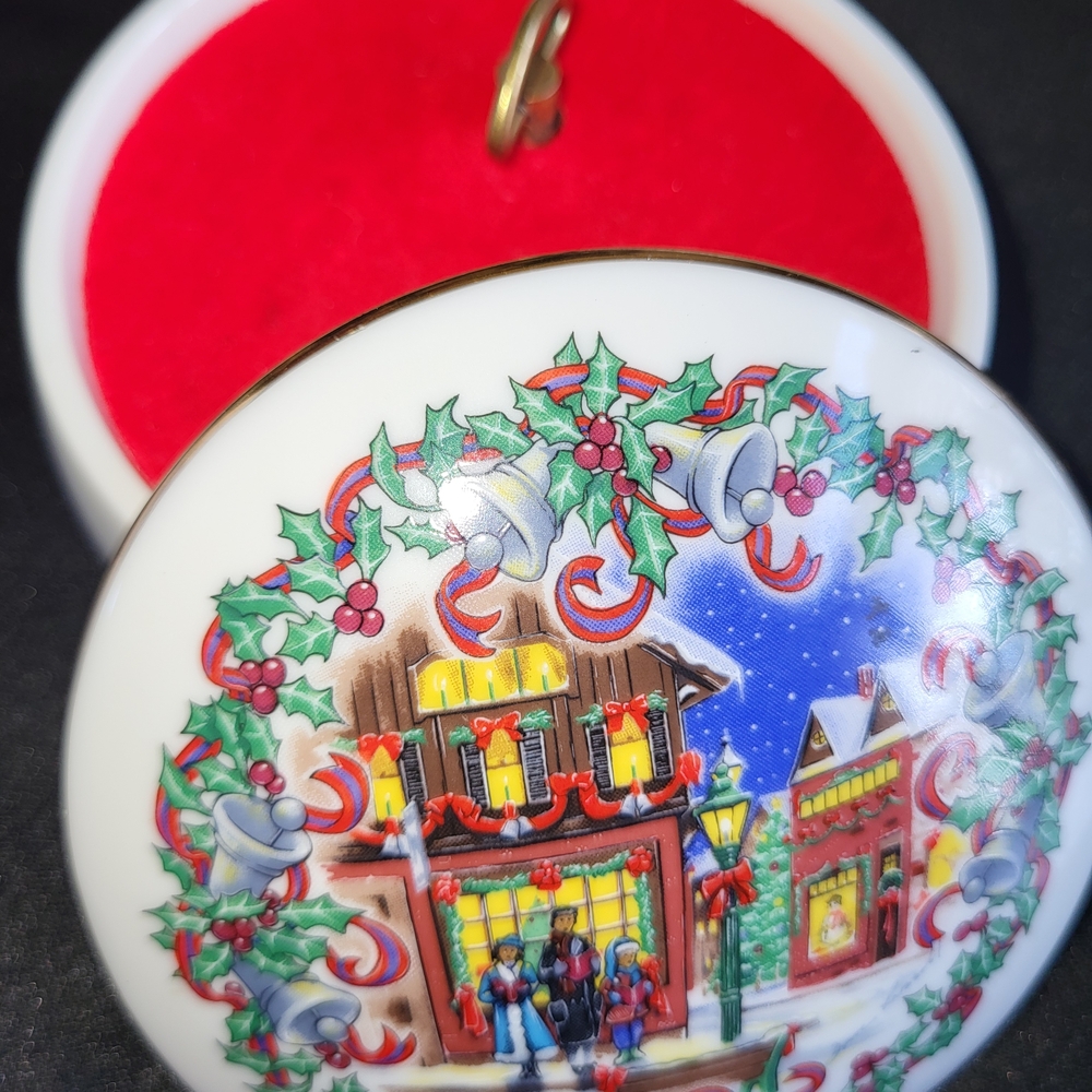 Heritage House 1992 Limited Edition Christmas  Music Box Excellent Condition